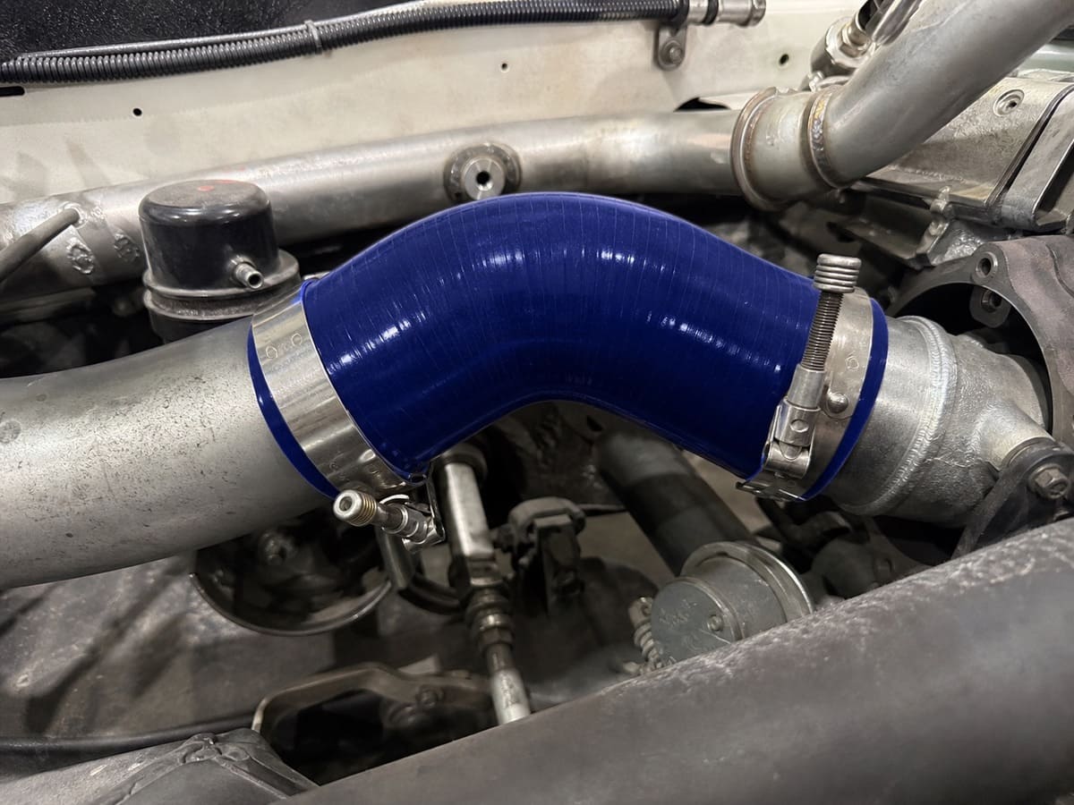 Reinforced silicone boost hoses for aftermarket performance applications with consistent bend and clamp connection