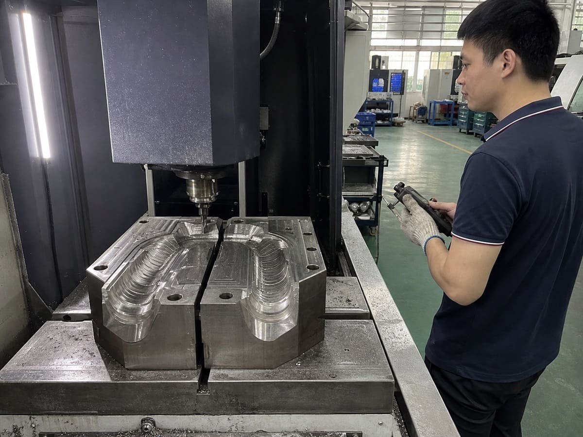 CNC and EDM mold processing workshop at Pandasoft factory